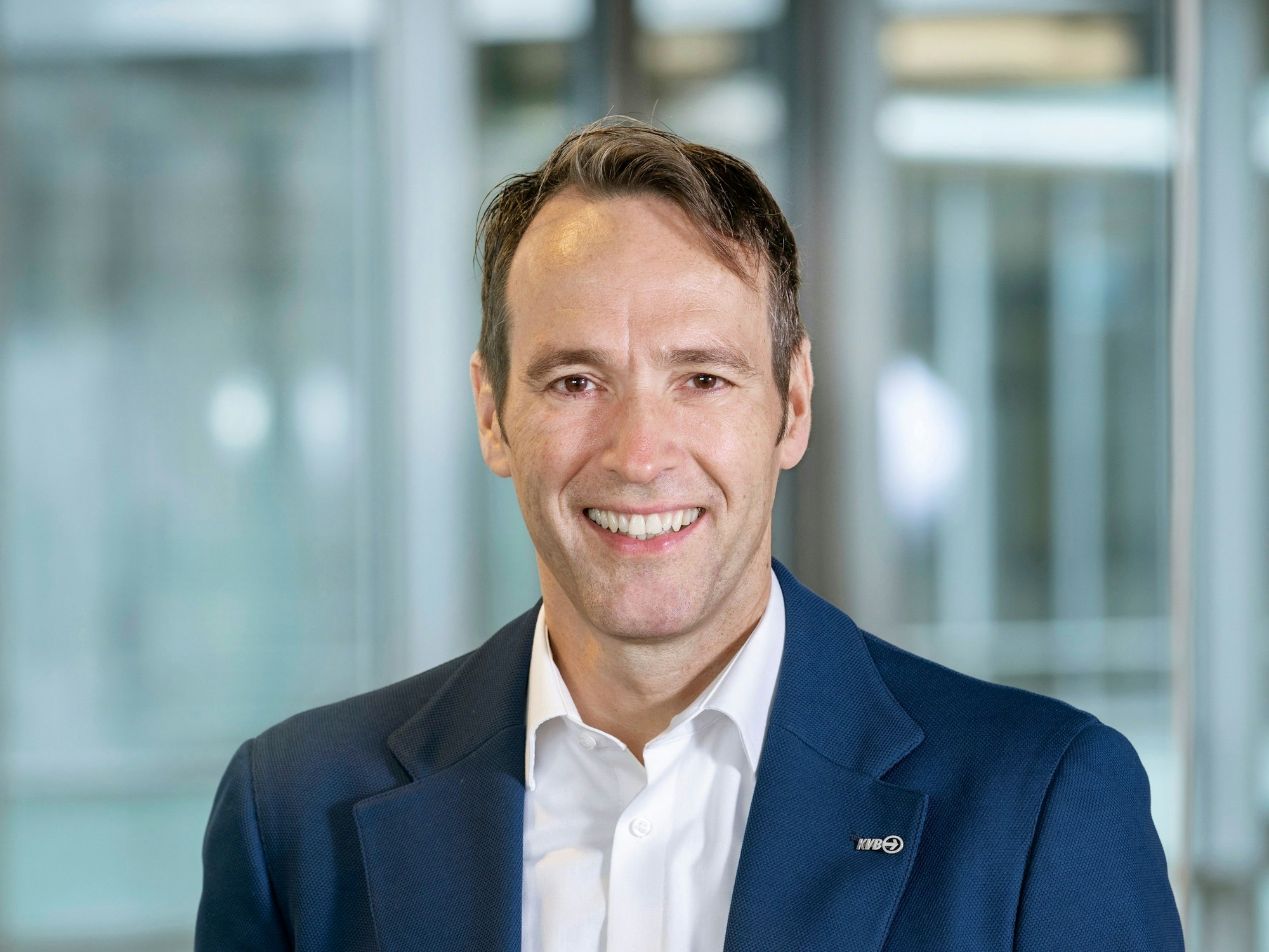 KVB-Vorstand Thomas Schaffer lächelt in die Kamera