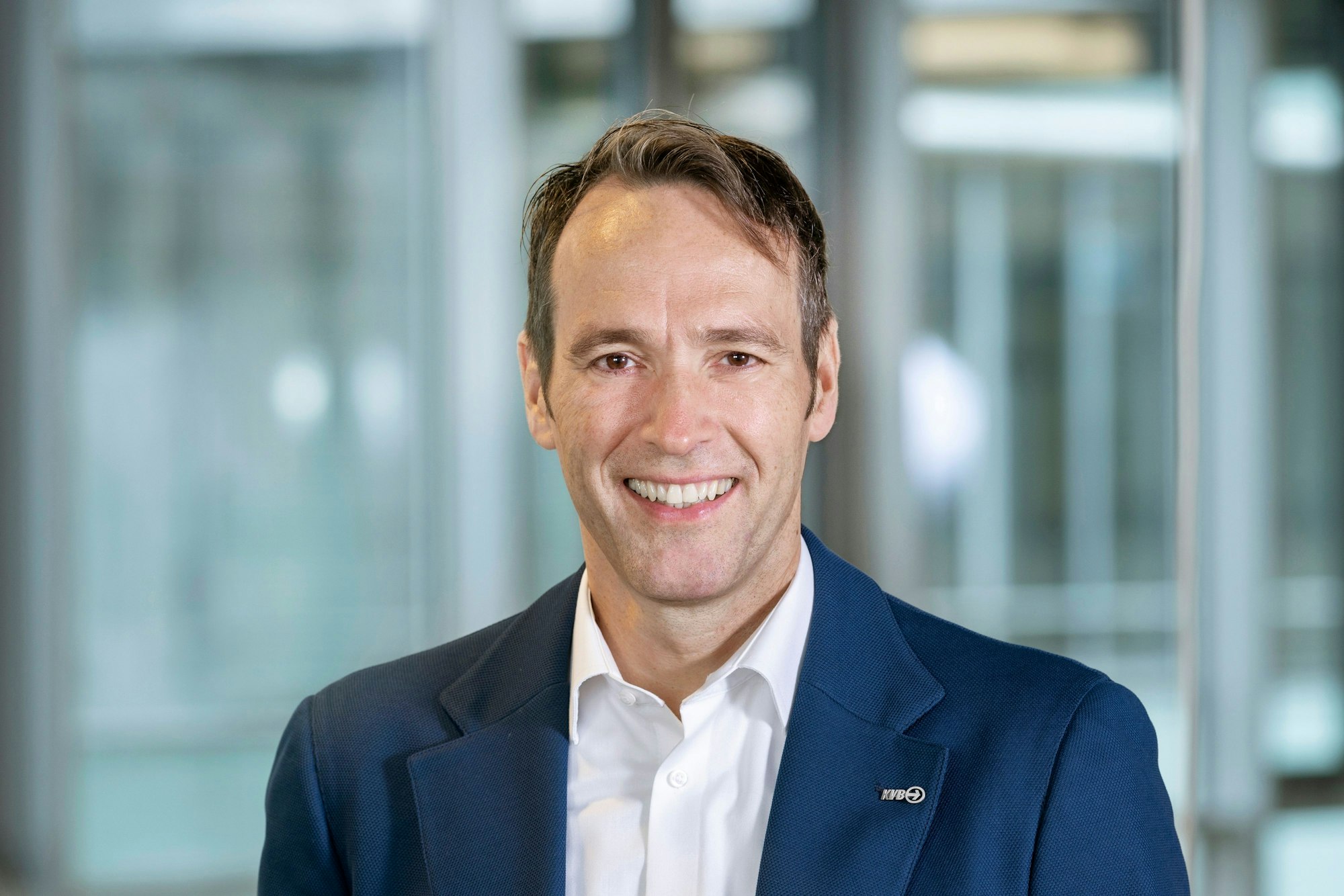 KVB-Vorstand Thomas Schaffer lächelt in die Kamera.