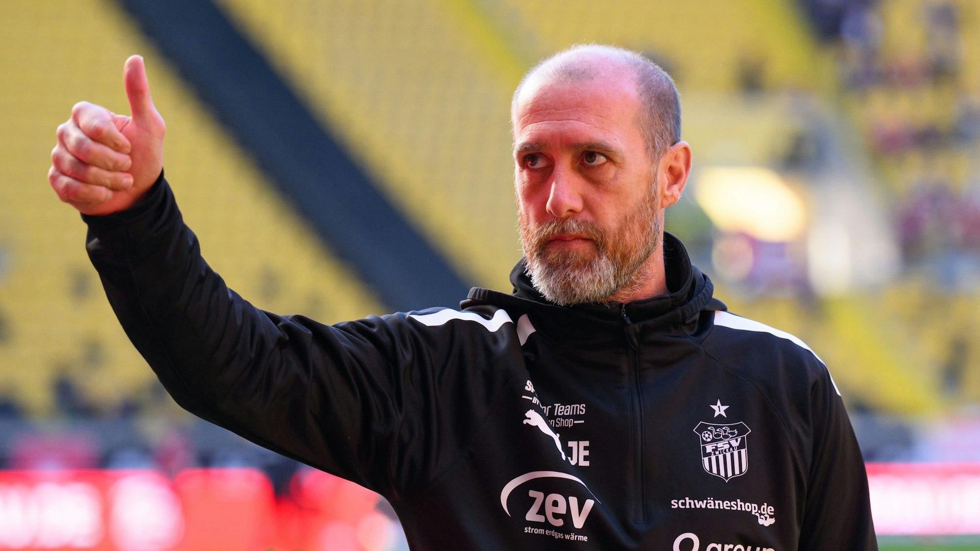 Joe Enochs hebt im Rudolf-Harbig-Stadion den Daumen.