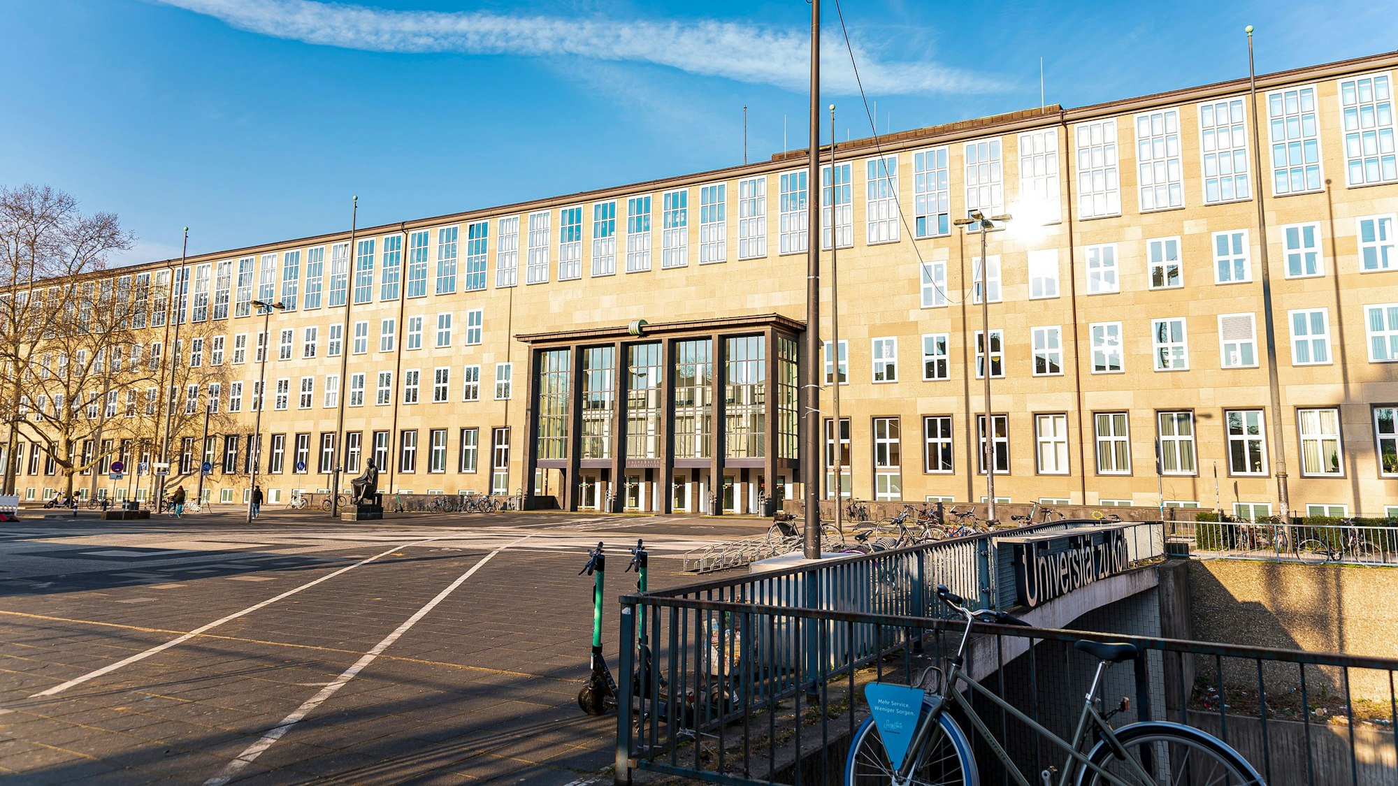 Blick auf das Hauptgebäude der Universität zu Köln im Sonnenschein.