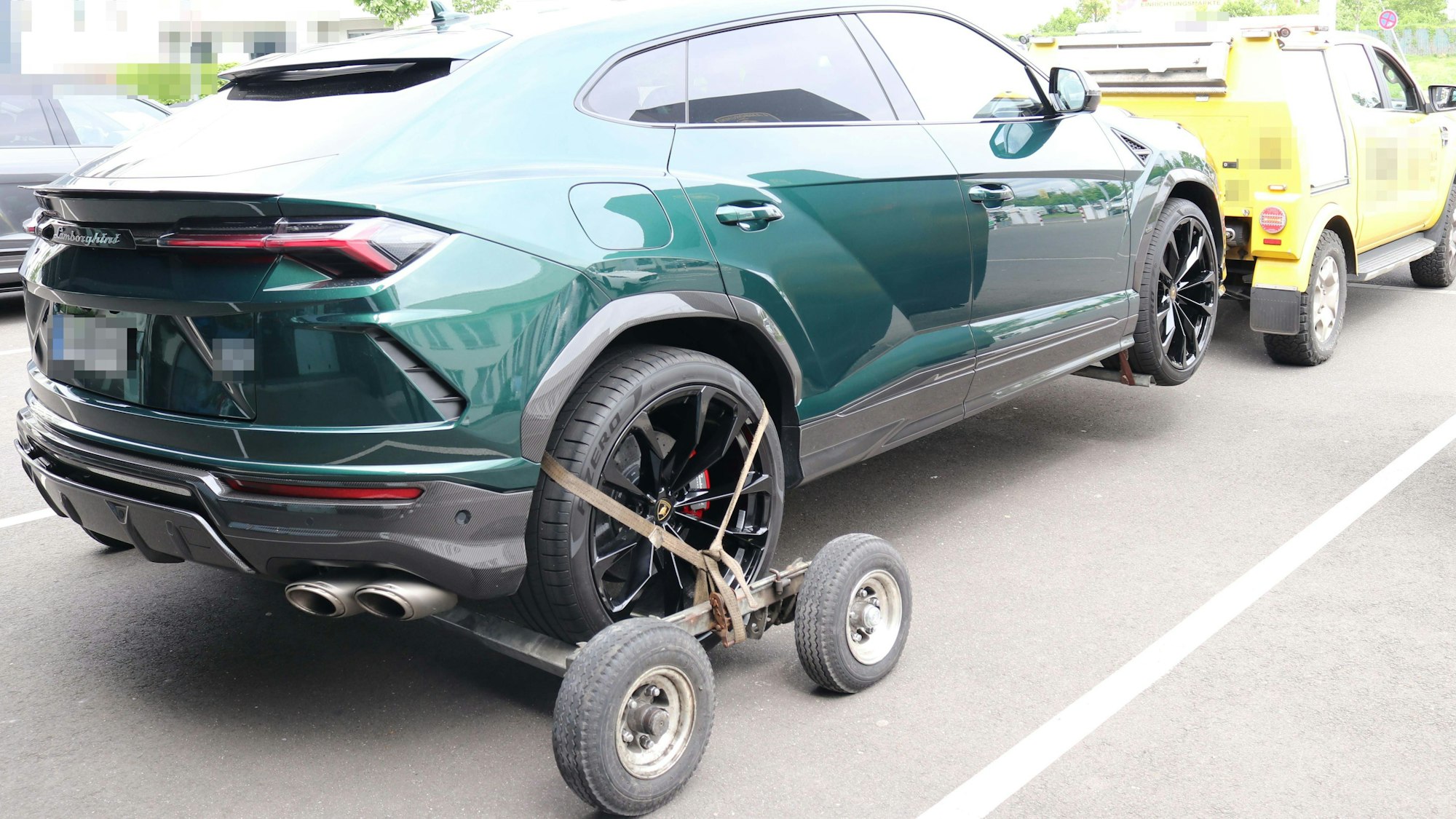 Ein Lamborghini Urus wird von einem Abschleppwagen gezogen.