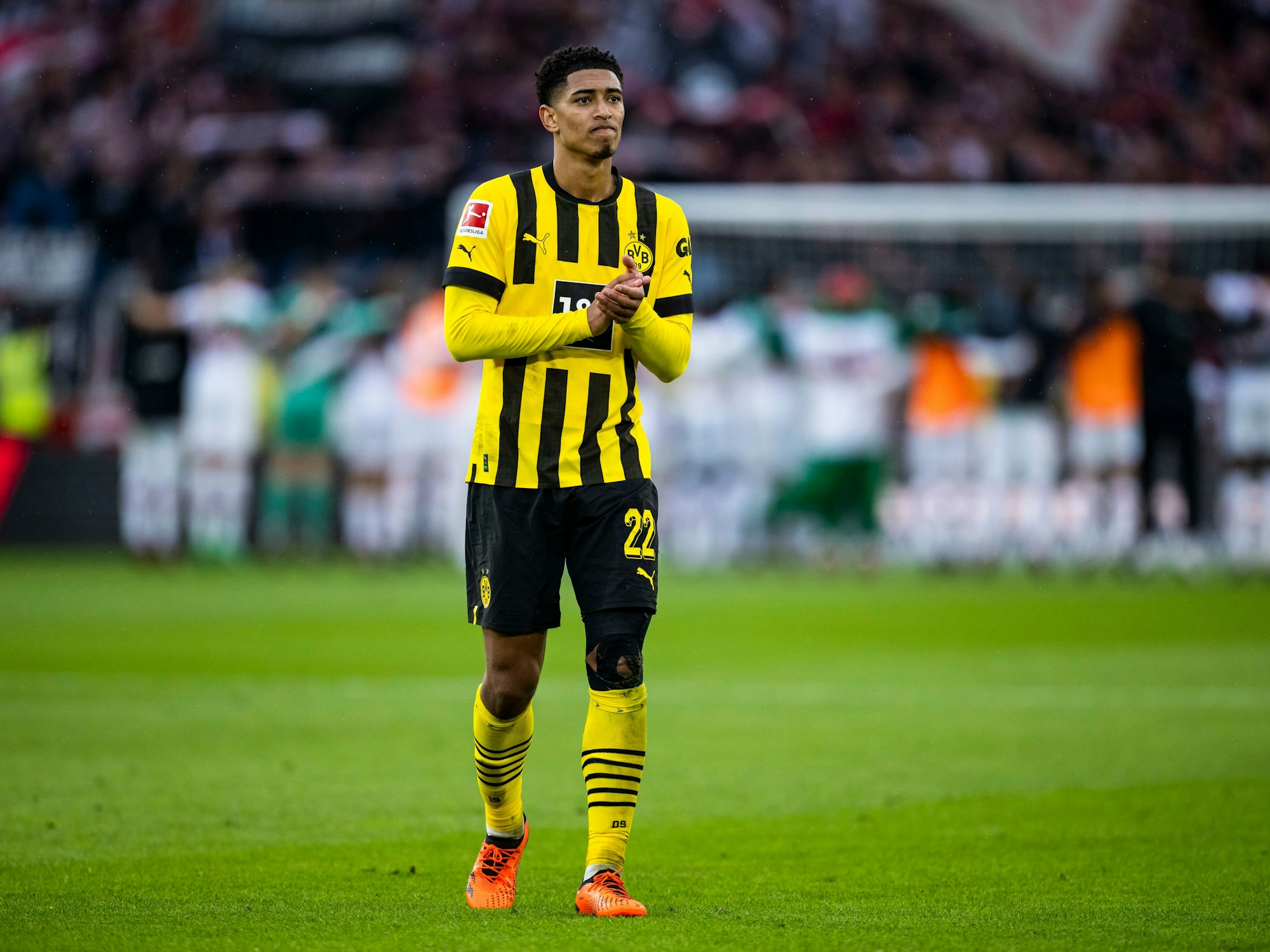 BVB-Star Jude Bellingham schaut enttäuscht nach dem Spiel gegen den VfB Stuttgart.