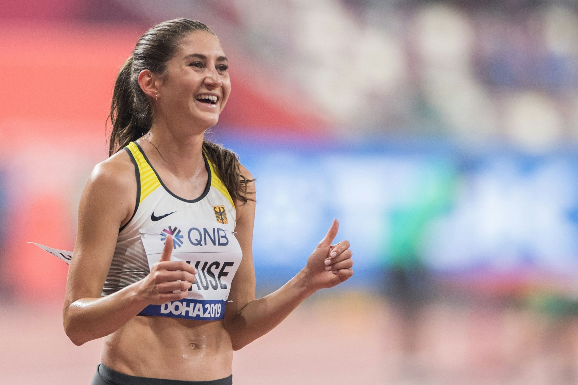 Gesa Krause freut sich über Bronze und deutschen Rekord bei der Leichtathletik-WM 2019 in Doha.