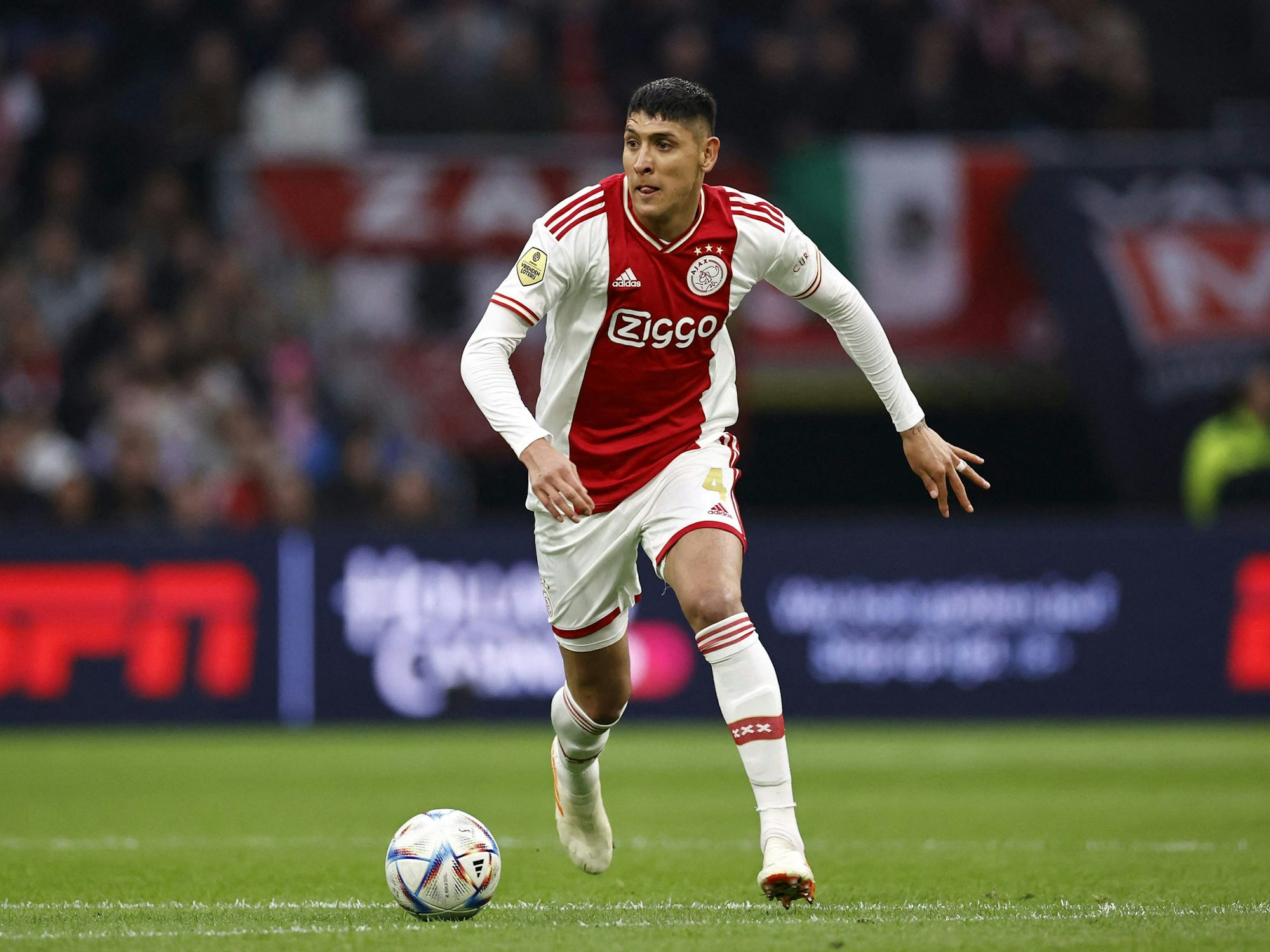 Edson Álvarez für Ajax Amsterdam am Ball.