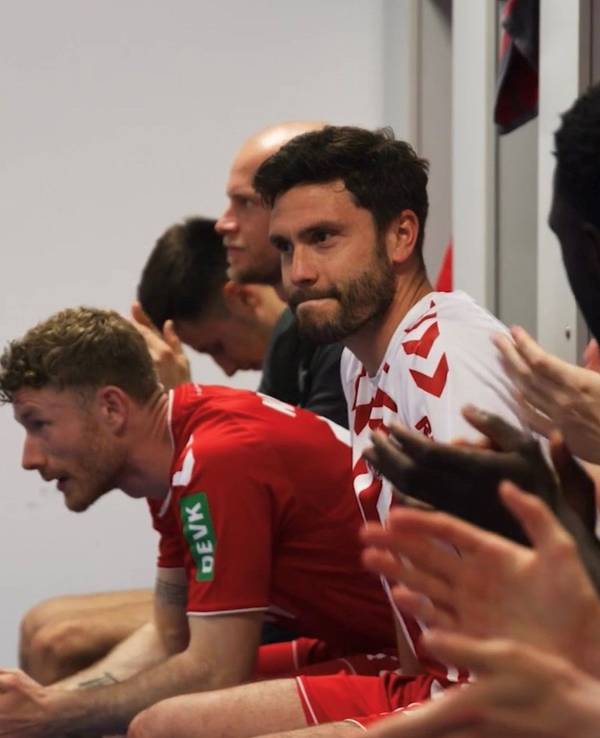 Jonas Hector sitzt in der Kabine des 1. FC Köln.