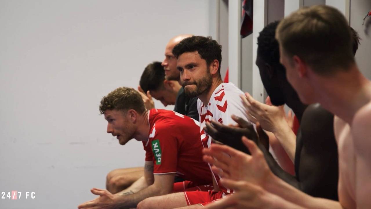 Jonas Hector sitzt in der Kabine des 1. FC Köln.