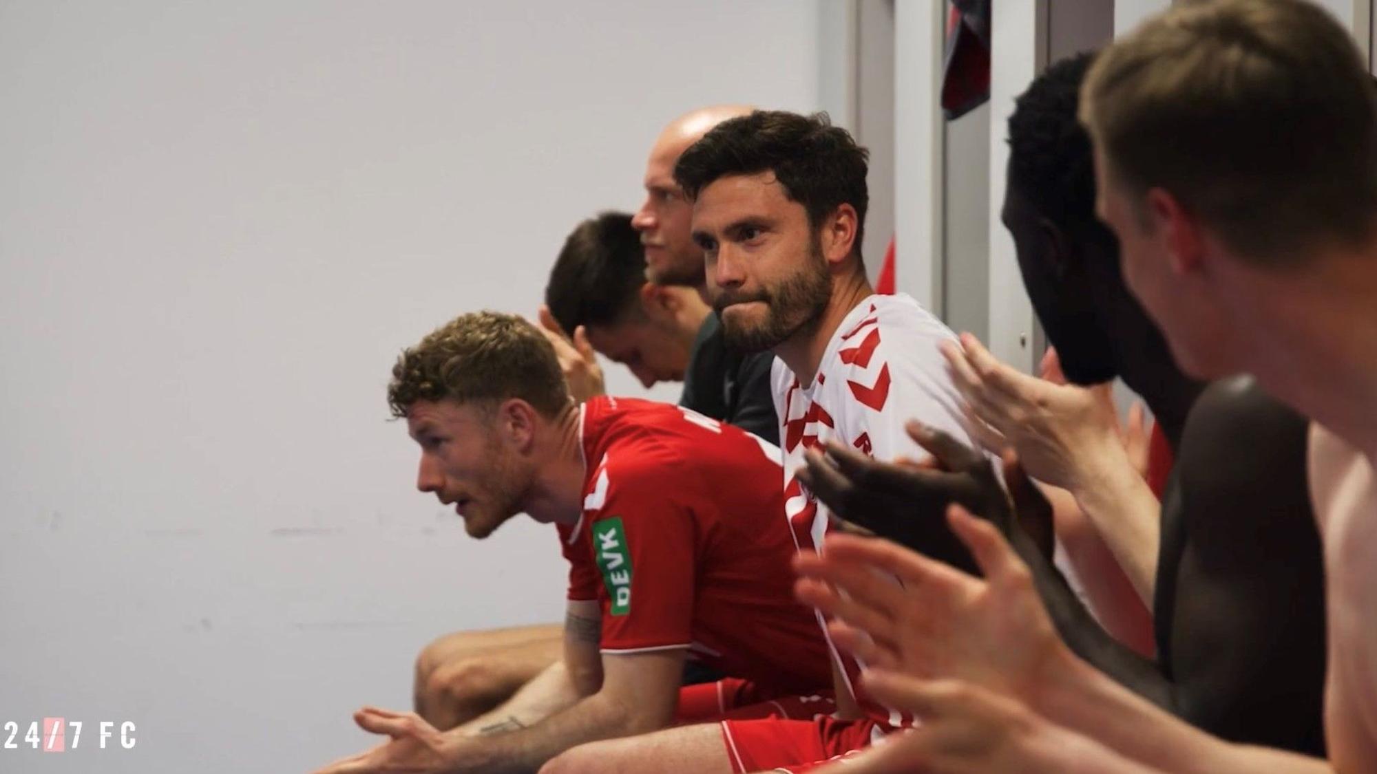 Jonas Hector sitzt in der Kabine des 1. FC Köln.