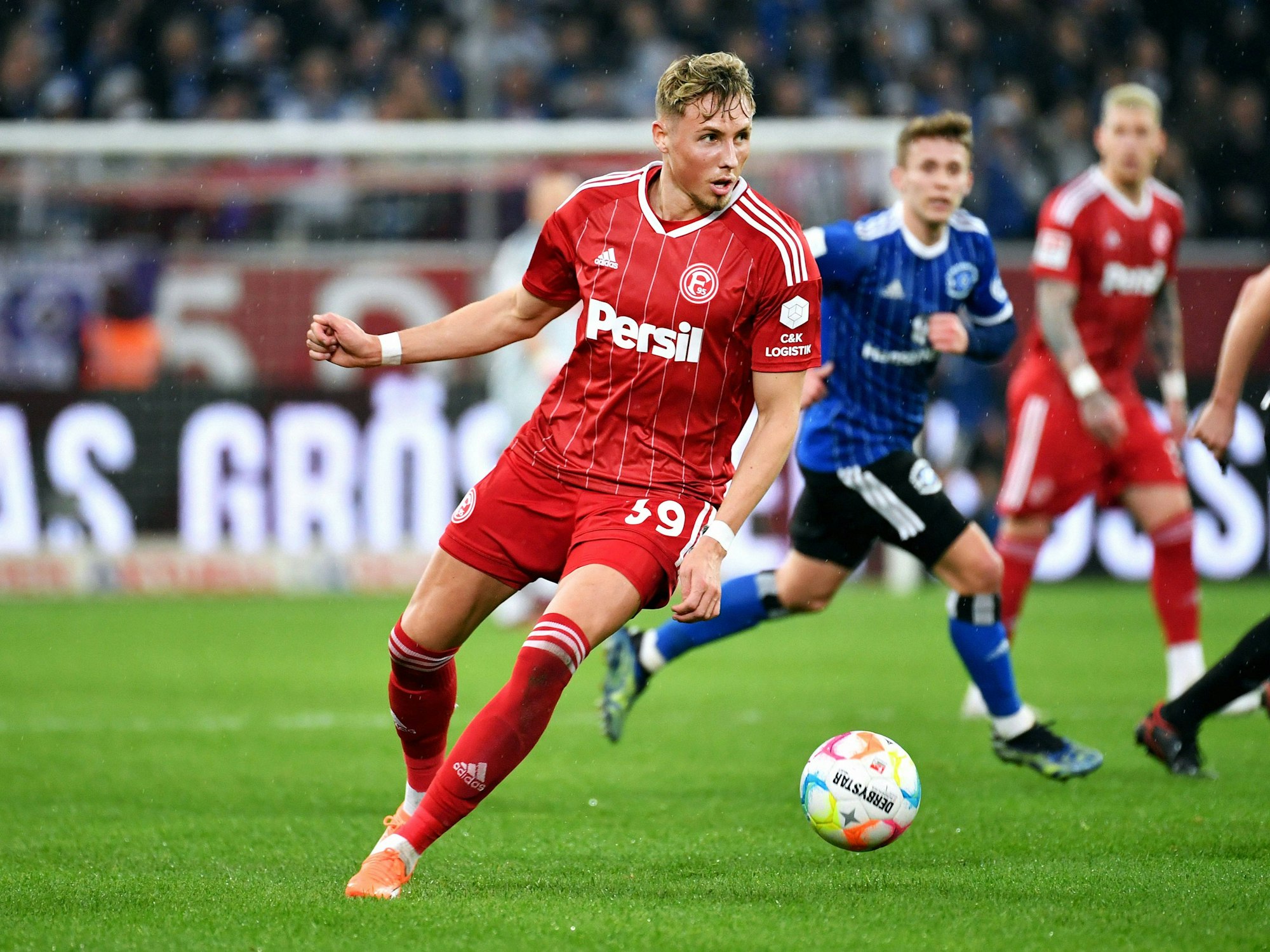 Jona Niemiec führt im Spiel gegen den HSV den Ball.