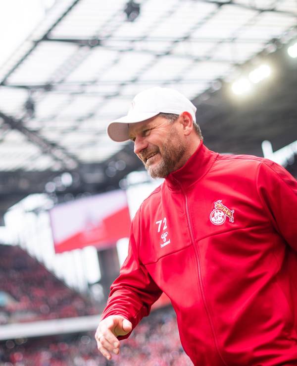 Steffen Baumgart lächelt im Rhein-Energie-Stadion.
