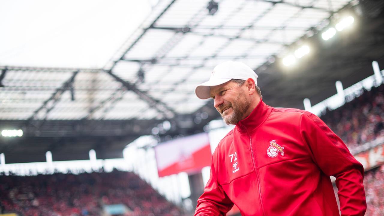 Steffen Baumgart lächelt im Rhein-Energie-Stadion.