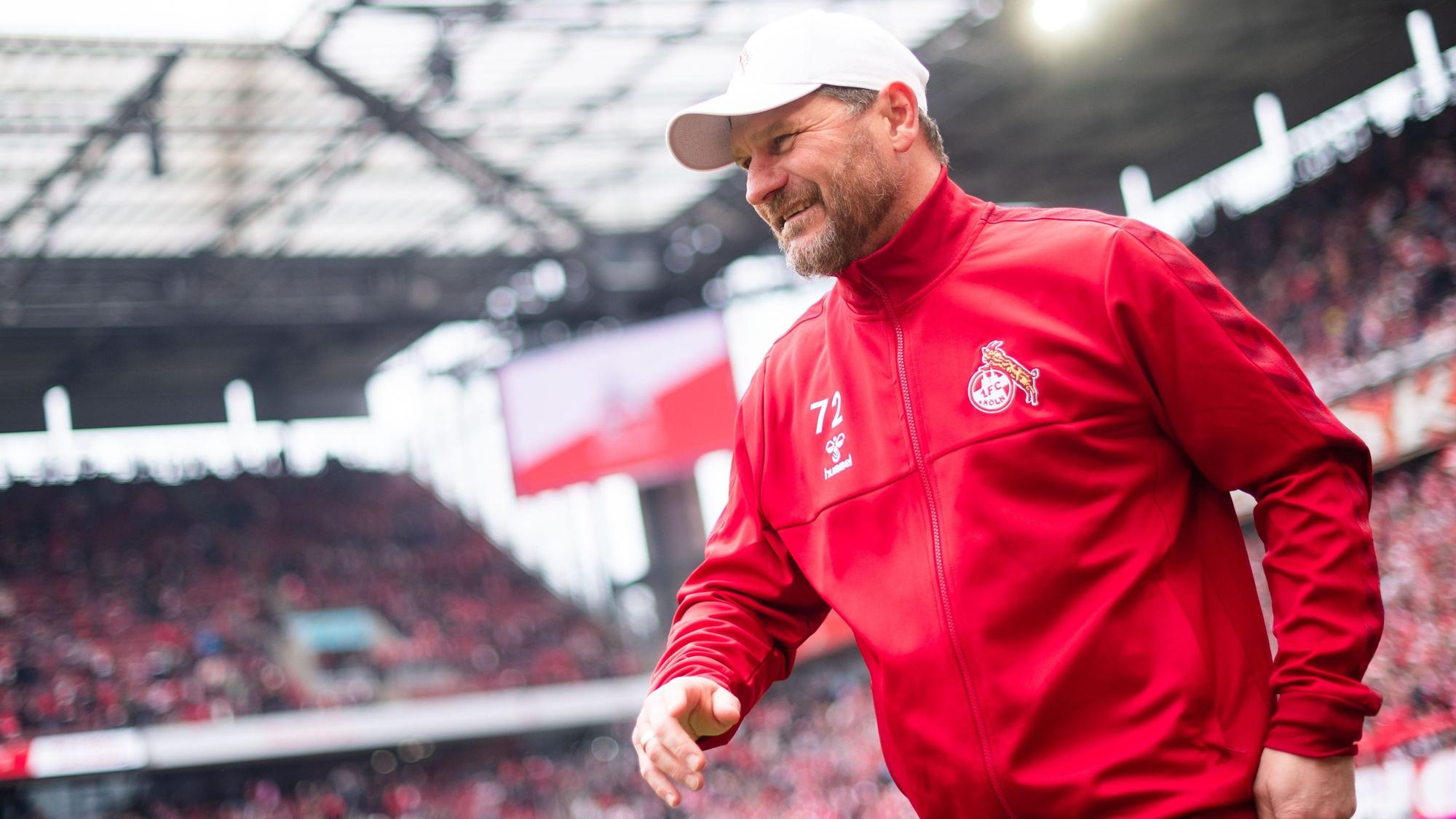 Steffen Baumgart lächelt im Rhein-Energie-Stadion.