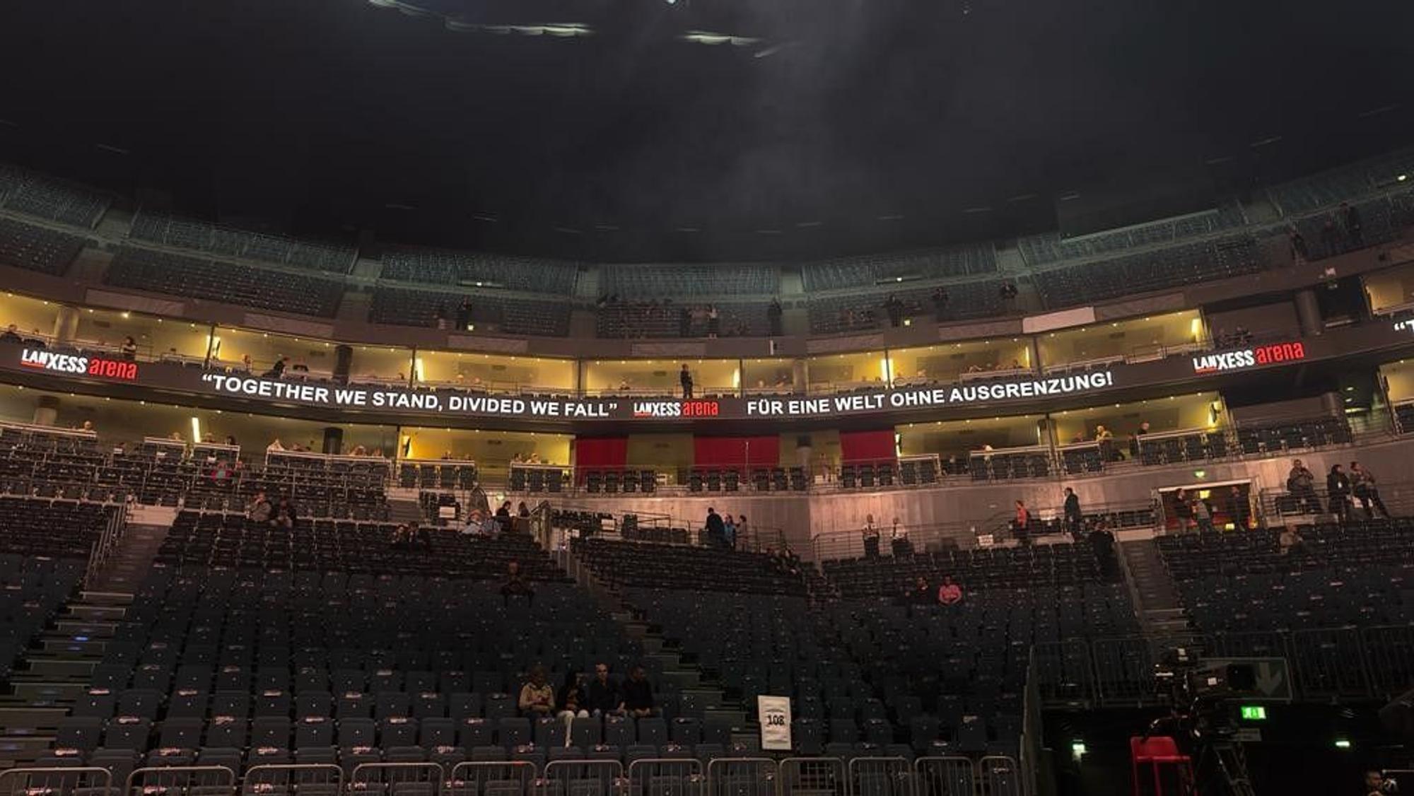 Botschaft gegen Roger Waters in der Lanxess-Arena.