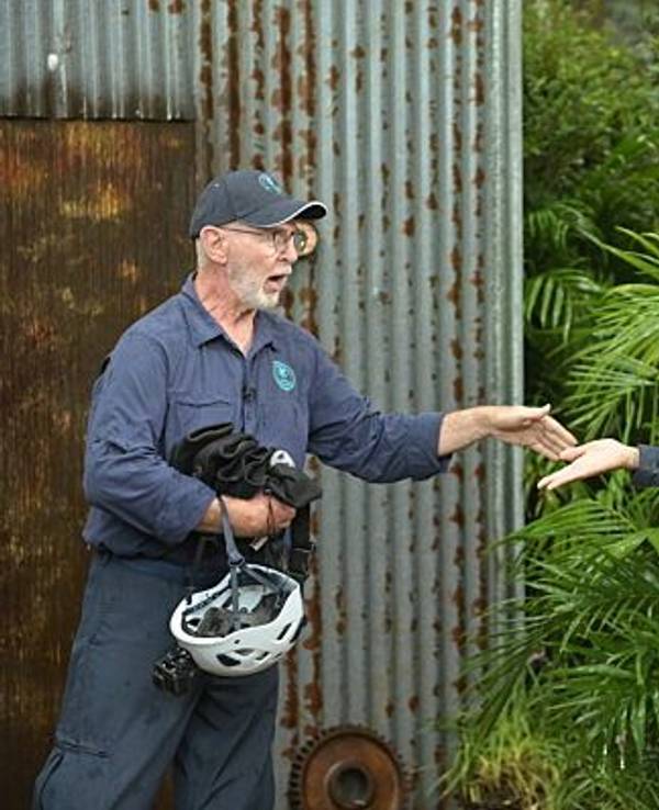 Dr. Bob spricht am Tag zwei der Show „Ich bin ein Star - Holt mich hier raus!“ 2023 vor der Dschungelprüfung mit Tessa Bergmeier.