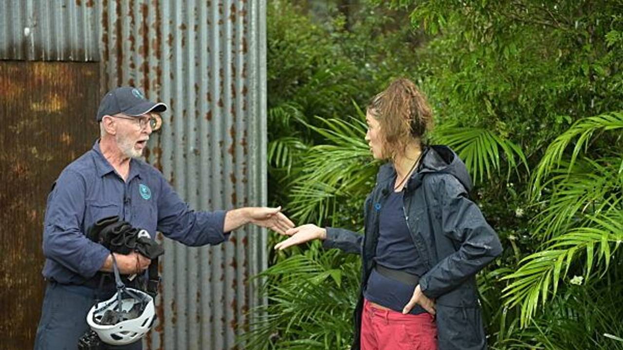 Dr. Bob spricht am Tag zwei der Show „Ich bin ein Star - Holt mich hier raus!“ 2023 vor der Dschungelprüfung mit Tessa Bergmeier.