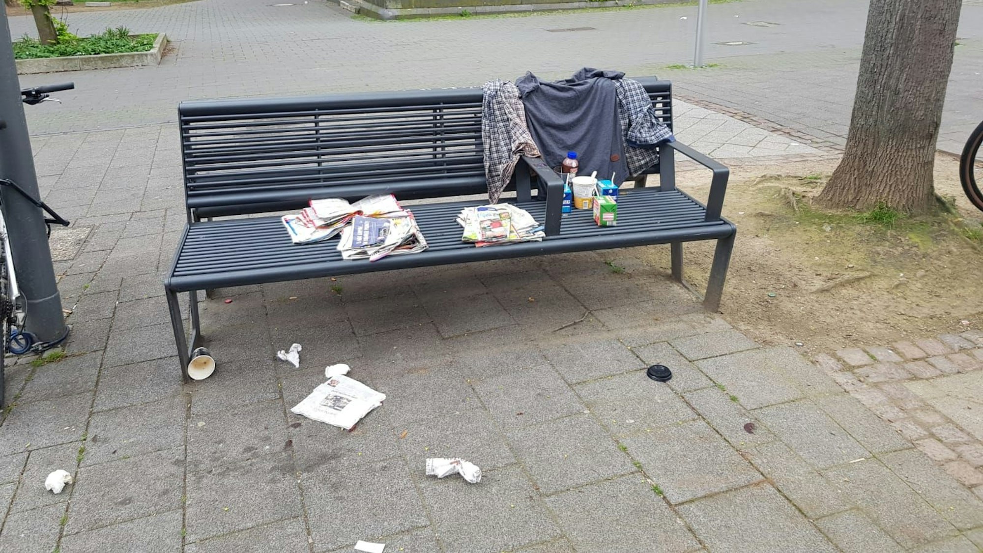 Müll rundum eine Sitzbank auf der Deutzer Freiheit.