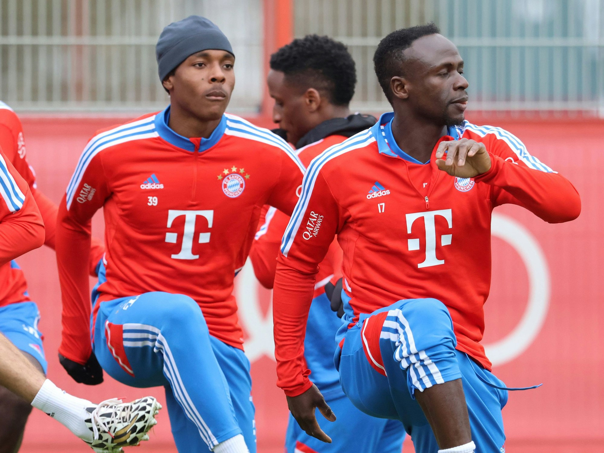 Sadio Mane und Mathys Tel im Training des FC Bayern München.