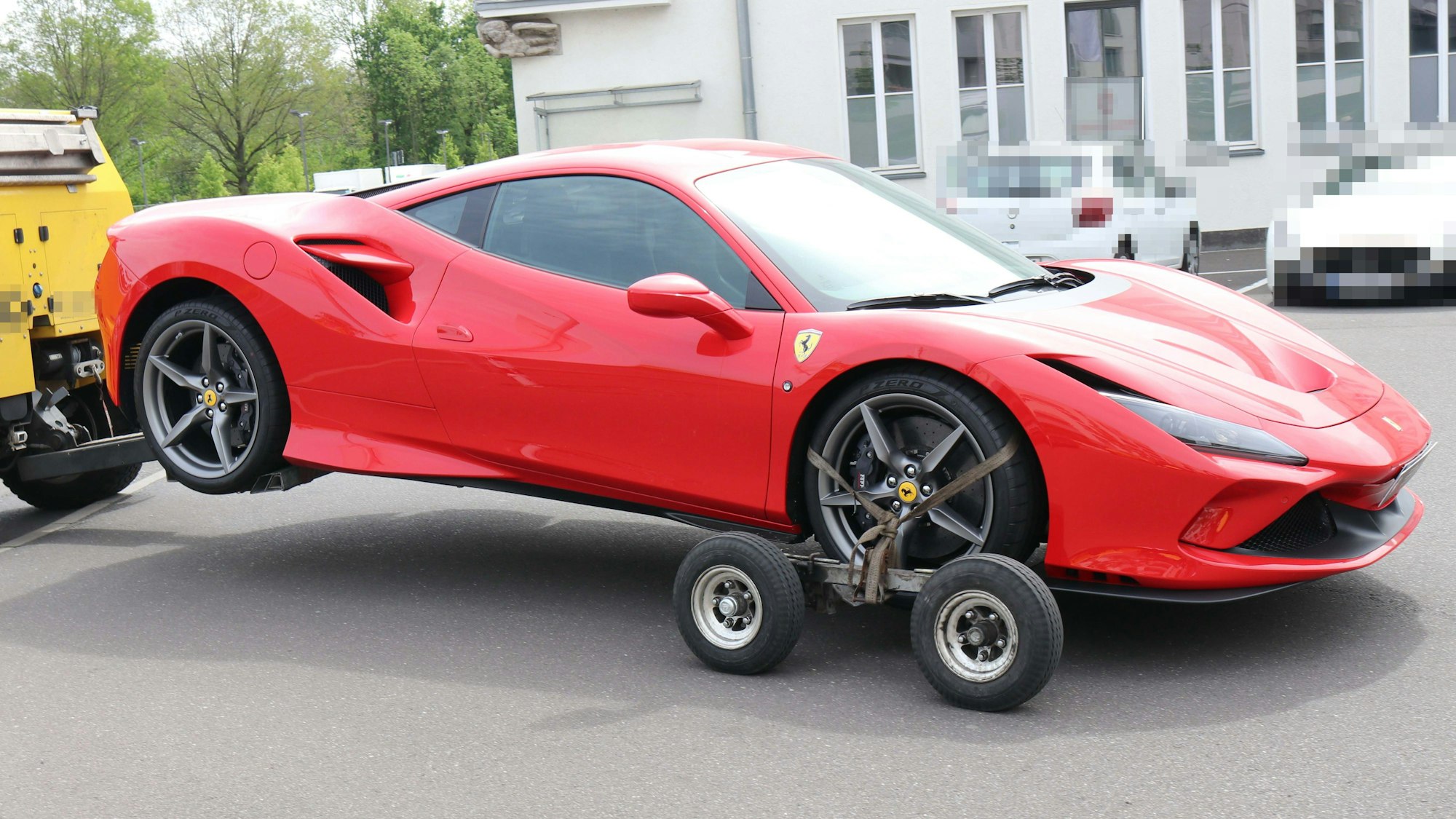 Ein Ferrari wird abgeschleppt.