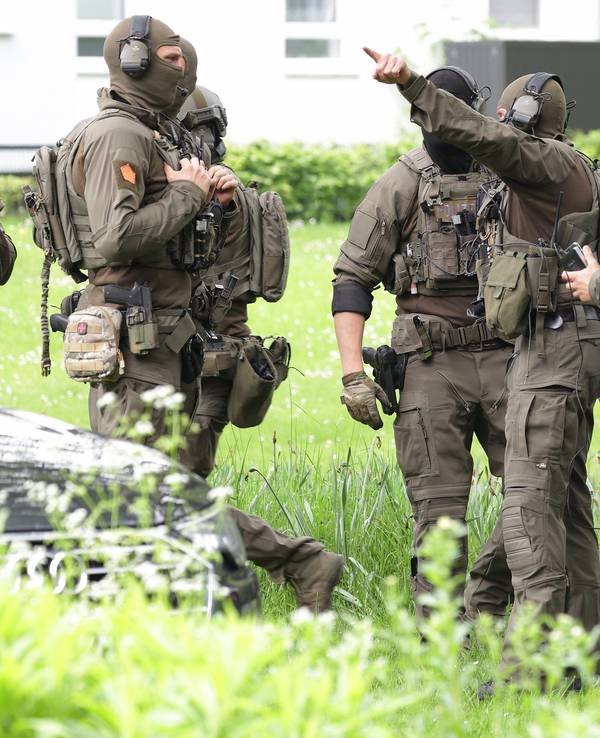 In der forensischen LVR-Klinik in Bedburg-Hau läuft ein großer Polizeieinsatz. Das Symbolfoto aus dem Mai 2023 zeigt Polizeibeamte in Spezialausrüstung.