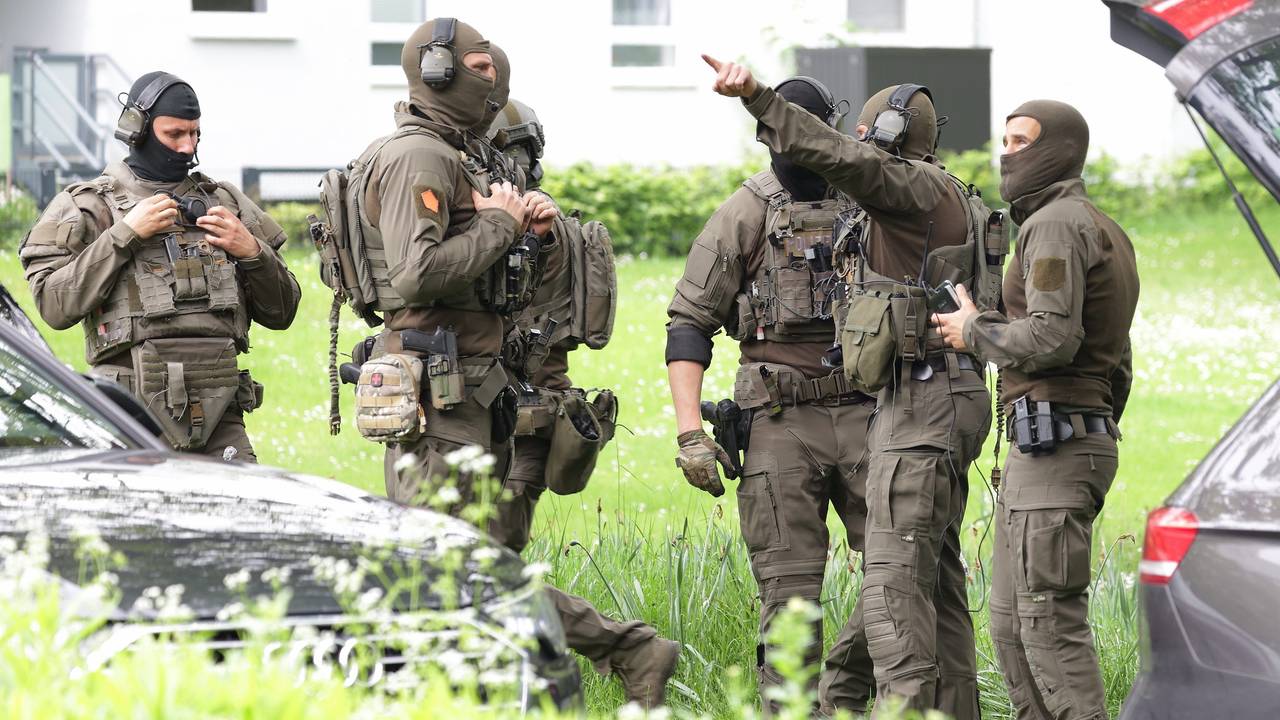 In der forensischen LVR-Klinik in Bedburg-Hau läuft ein großer Polizeieinsatz. Das Symbolfoto aus dem Mai 2023 zeigt Polizeibeamte in Spezialausrüstung.