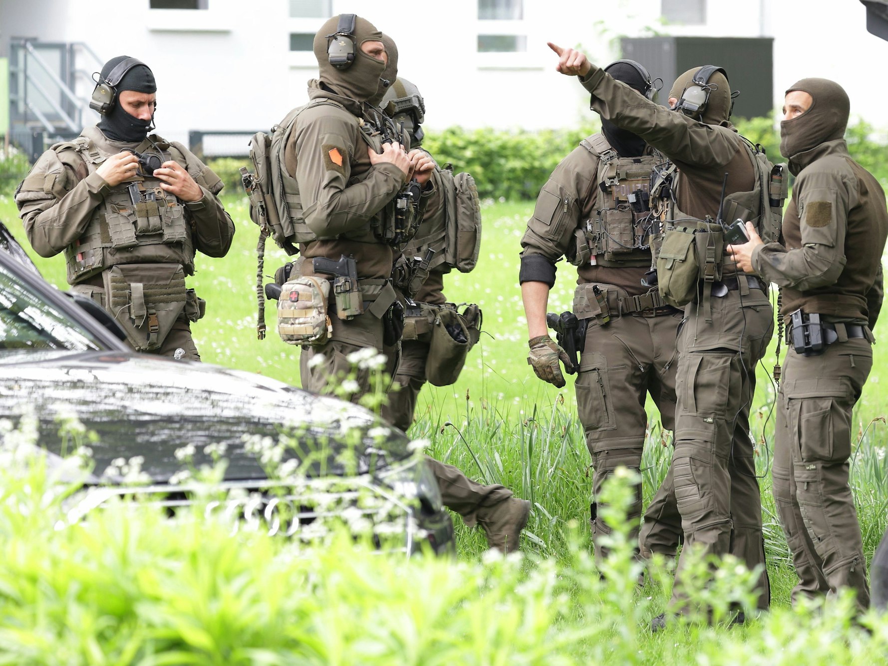 In der forensischen LVR-Klinik in Bedburg-Hau läuft ein großer Polizeieinsatz. Das Symbolfoto aus dem Mai 2023 zeigt Polizeibeamte in Spezialausrüstung.
