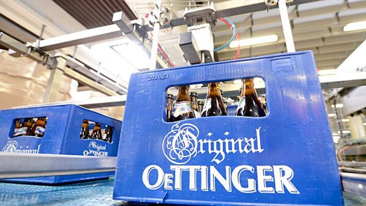 Eine Kiste Oettinger-Bier steht in der Oettinger Brauerei auf einem Transportband.