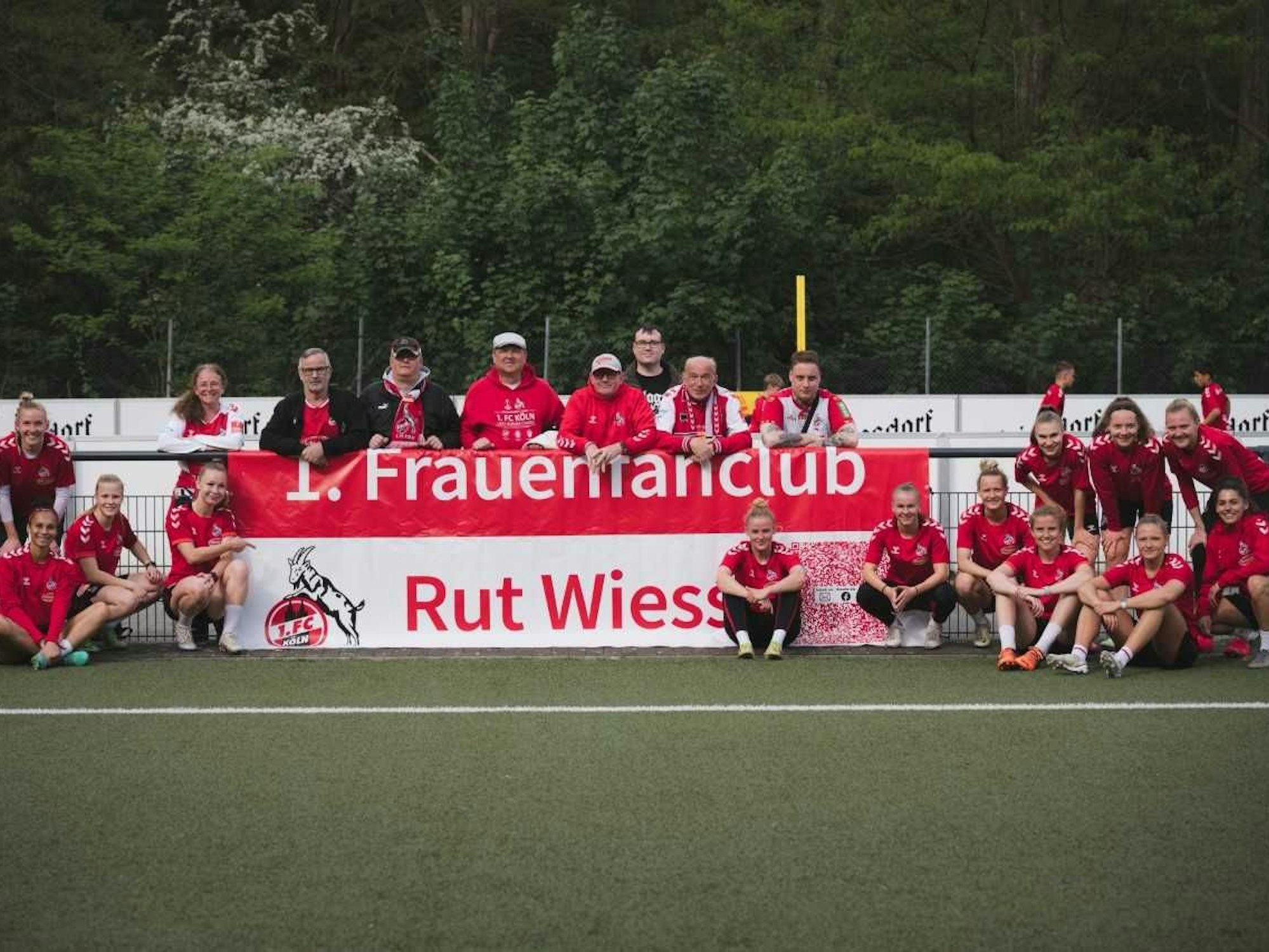Teile der Frauenmannschaft des 1. FC Köln und Mitglieder des Fanklubs 1. Frauenfanclub Rut Wiess.
