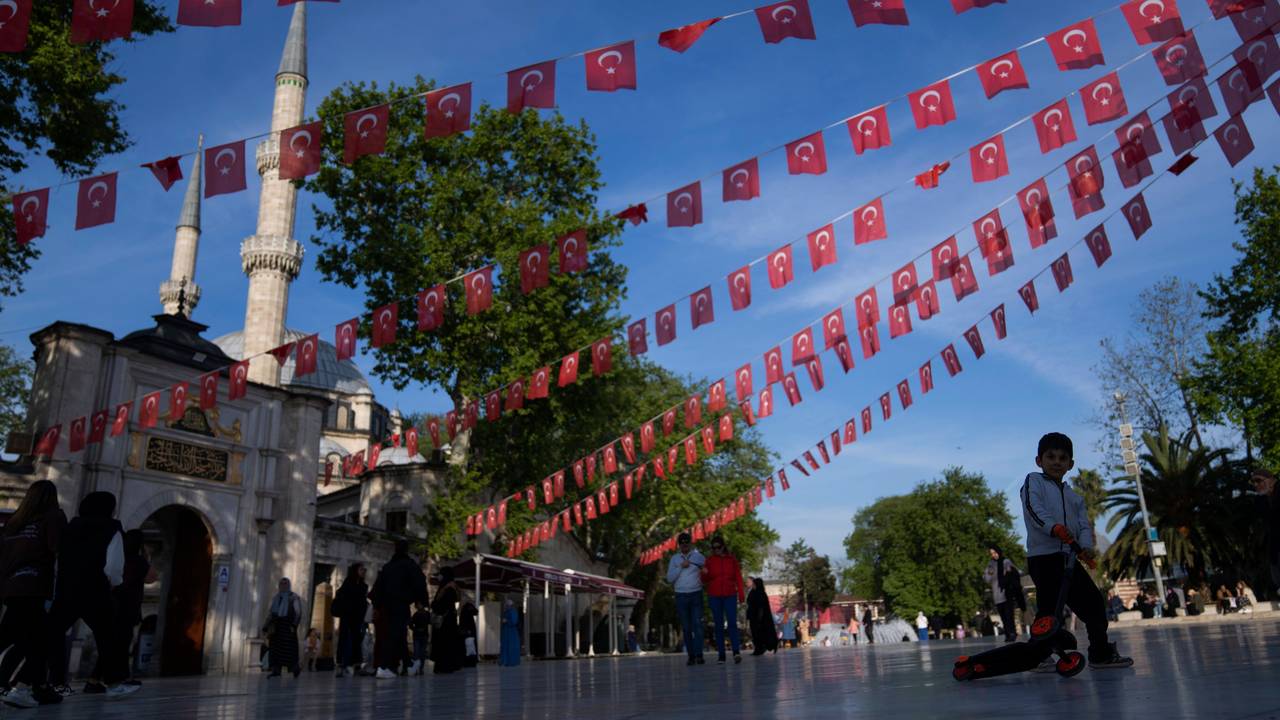 Ein Junge spielt unter türkischen Fahnen, die neben der Eyub-Sultan-Moschee in Istanbul dekoriert sind.