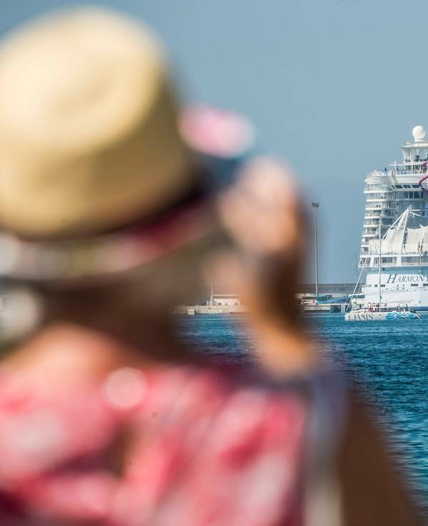 Das Kreuzfahrtschiff „Harmony of the Seas“ der Reederei „Royal Carribean“ beim Einlauf in Palma, Mallorca. Bei einer Kreuzfahrtreise durch die Karibik filmte ein Passagier über 150 Gäste des Schiffes. Er hatte eine WLAN-Kamera auf einer öffentlichen Toilette versteckt.