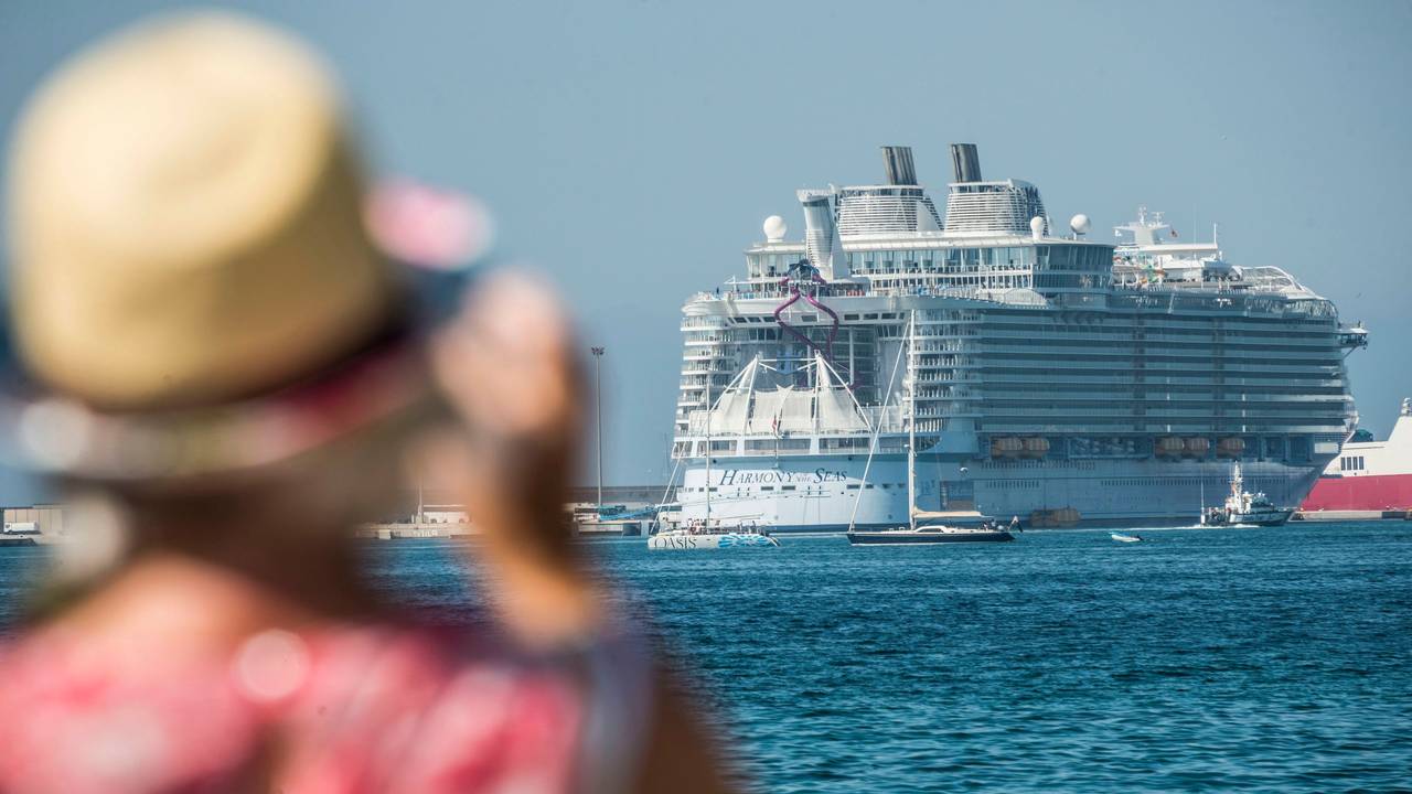 Das Kreuzfahrtschiff „Harmony of the Seas“ der Reederei „Royal Carribean“ beim Einlauf in Palma, Mallorca. Bei einer Kreuzfahrtreise durch die Karibik filmte ein Passagier über 150 Gäste des Schiffes. Er hatte eine WLAN-Kamera auf einer öffentlichen Toilette versteckt.