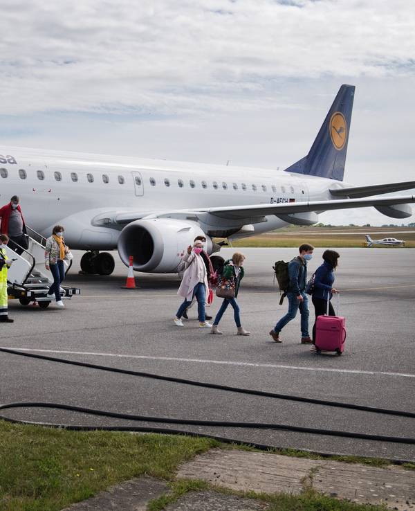 Menschen steigen aus einer Lufthansa-Maschine am Flughafen in Heringsdorf.