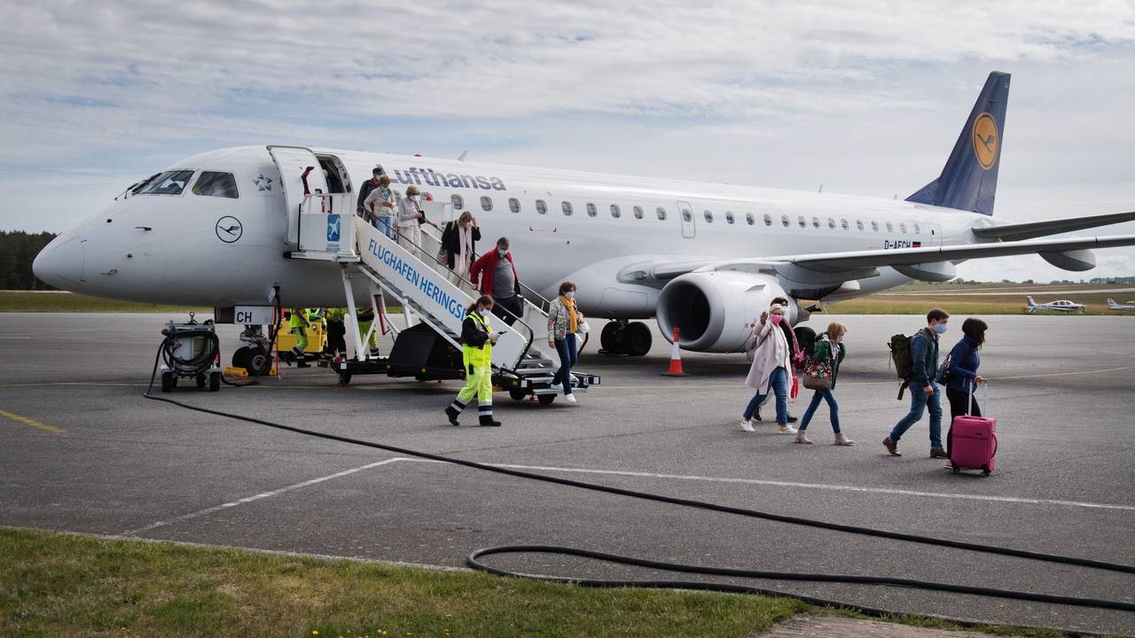Menschen steigen aus einer Lufthansa-Maschine am Flughafen in Heringsdorf.