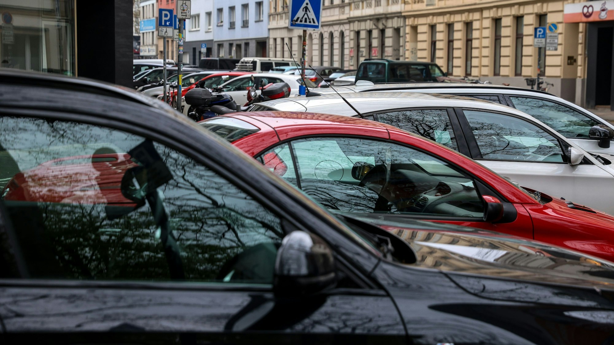 Parkende Autos in Köln.