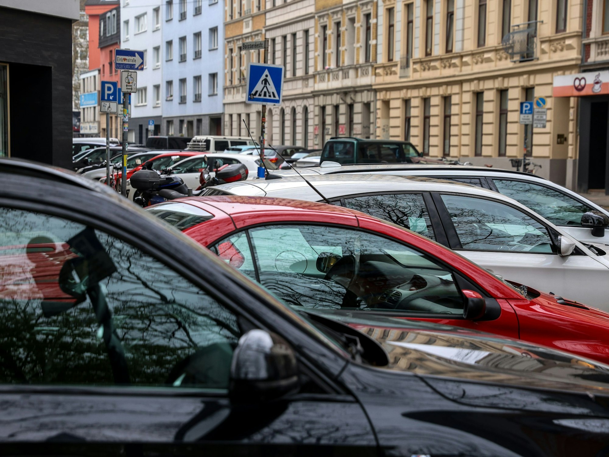 Autos parken in einer Straße in Köln.