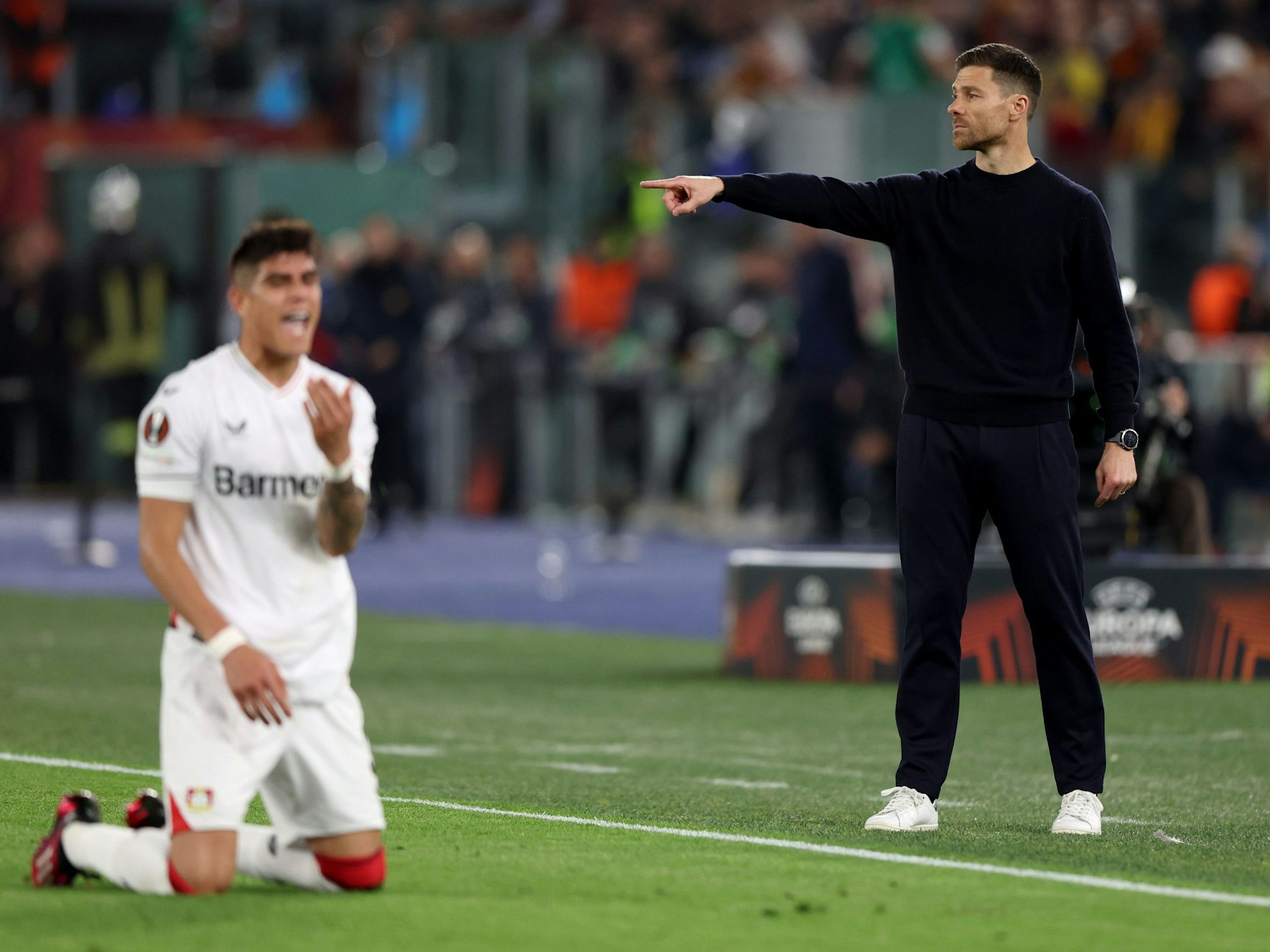 Leverkusens Trainer Xabier Alonso gibt Anweisungen.