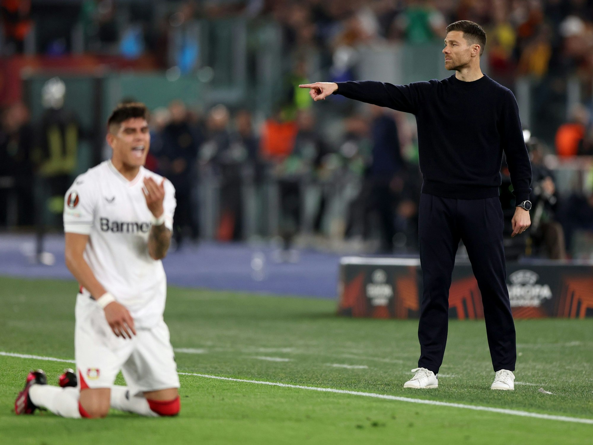 Leverkusens Trainer Xabier Alonso gibt Anweisungen.