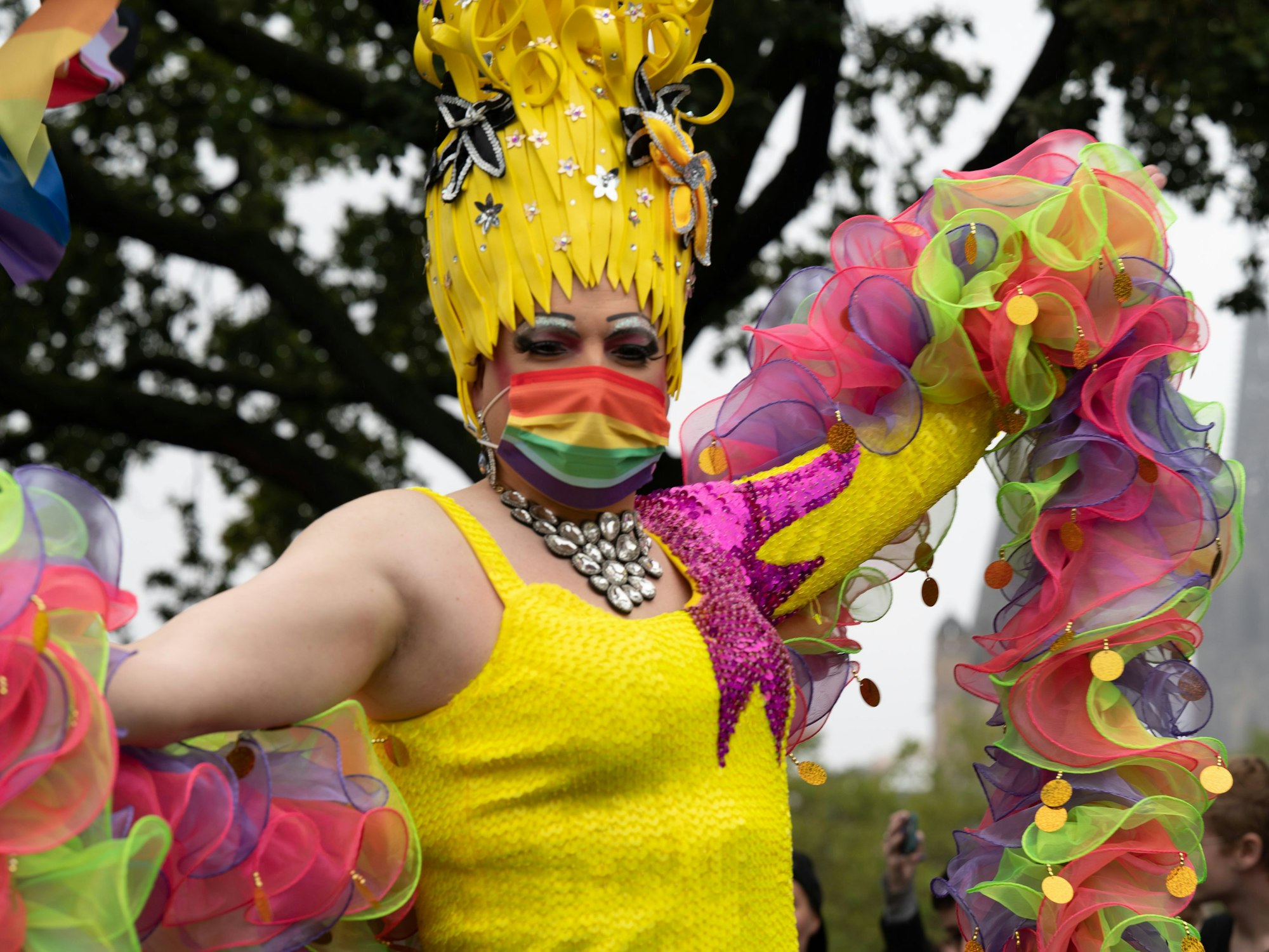Ein Teilnehmer des CSD 2021 schaut in die Kamera.