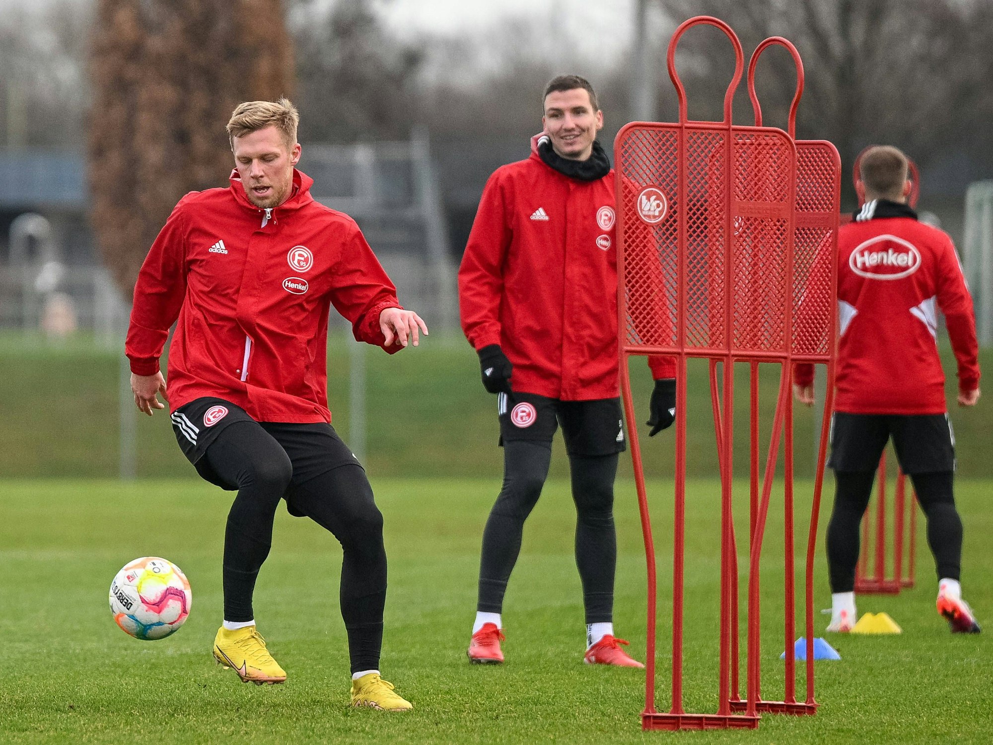 Rouwen Hennings führt den Ball im Training, Marcel Sobottka steht dahinter.