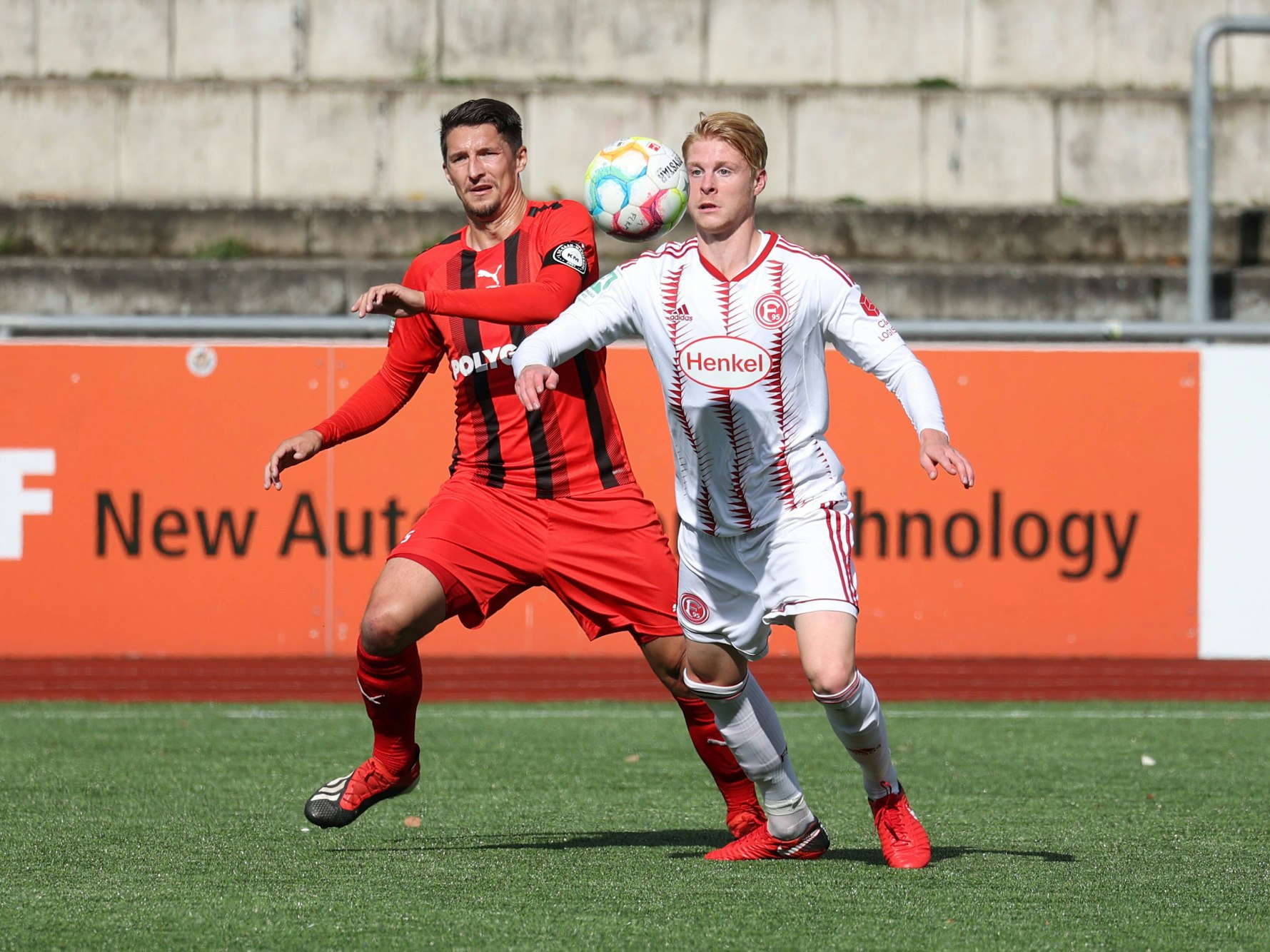 Markus Pazurek im Zweikampf mit Fortuna Düsseldorfs Tim Corsten