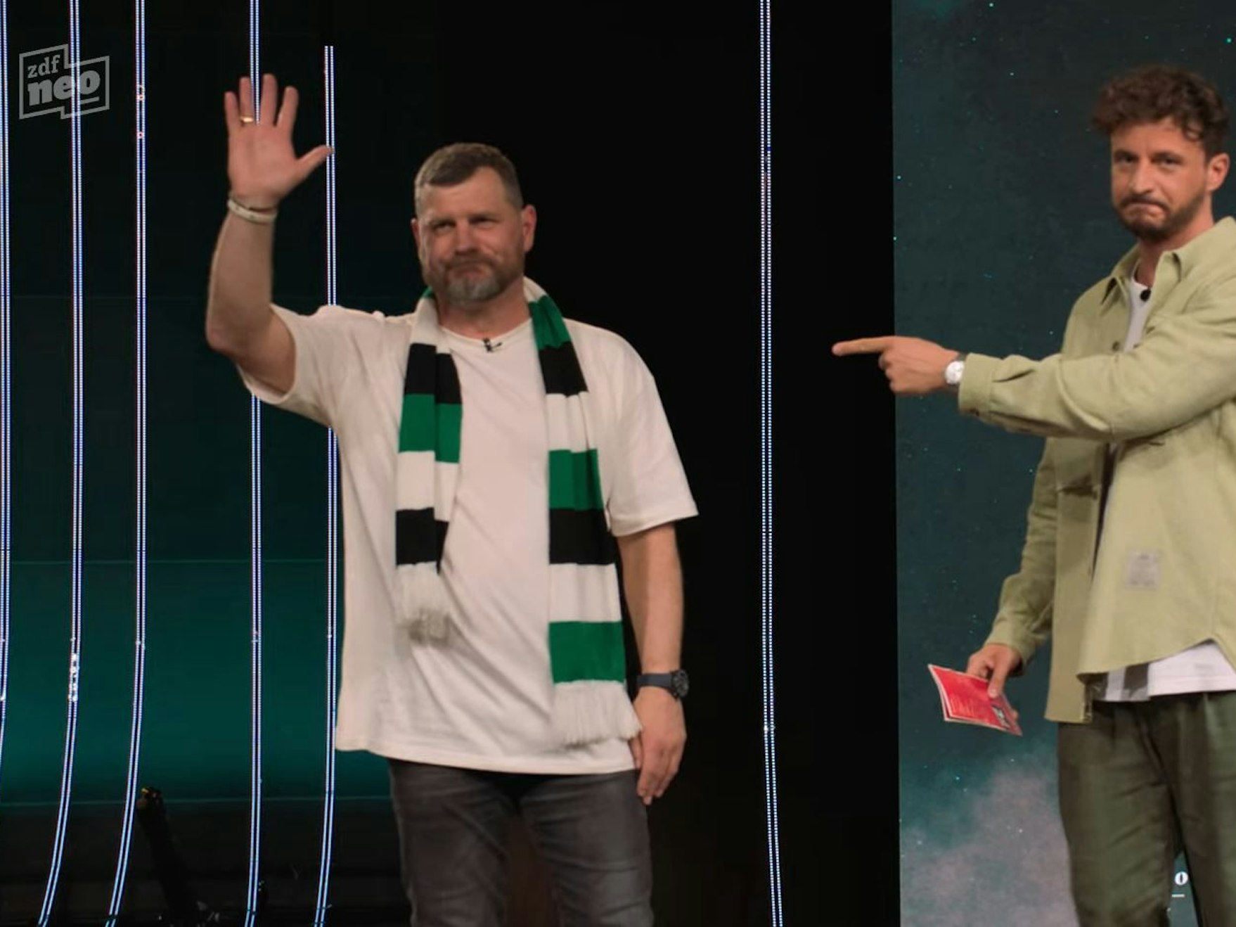 Steffen Baumgart trägt in der ZDFneo-Show „Studio Schmitt“ einen Gladbach-Schal.