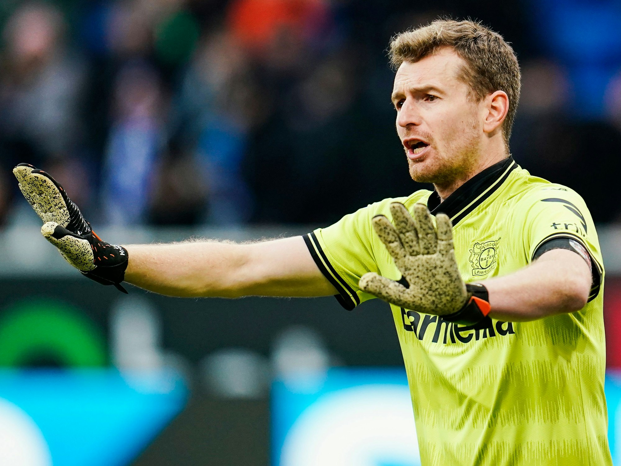 Leverkusens Torwart Lukas Hradecky gestikuliert.