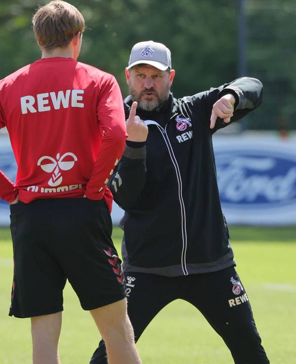 Steffen Baumgart erklärt Timo Hübers etwas im Training.