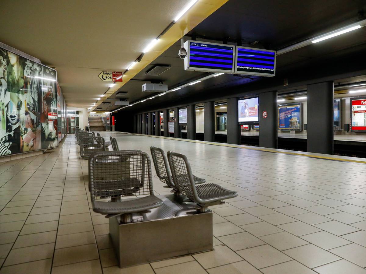 Blick auf den leeren Bahnsteig an der KVB-Haltestelle Neumarkt.