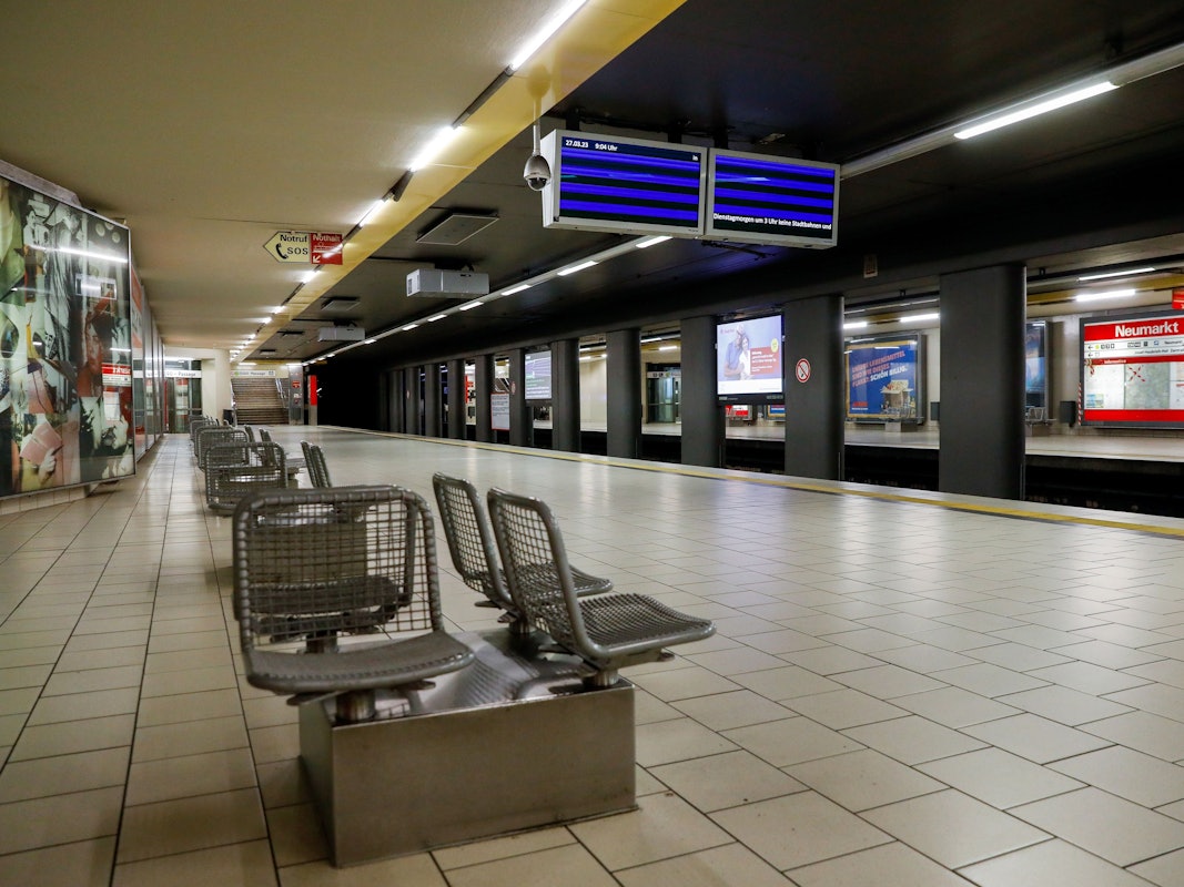 Blick auf den leeren Bahnsteig an der KVB-Haltestelle Neumarkt.