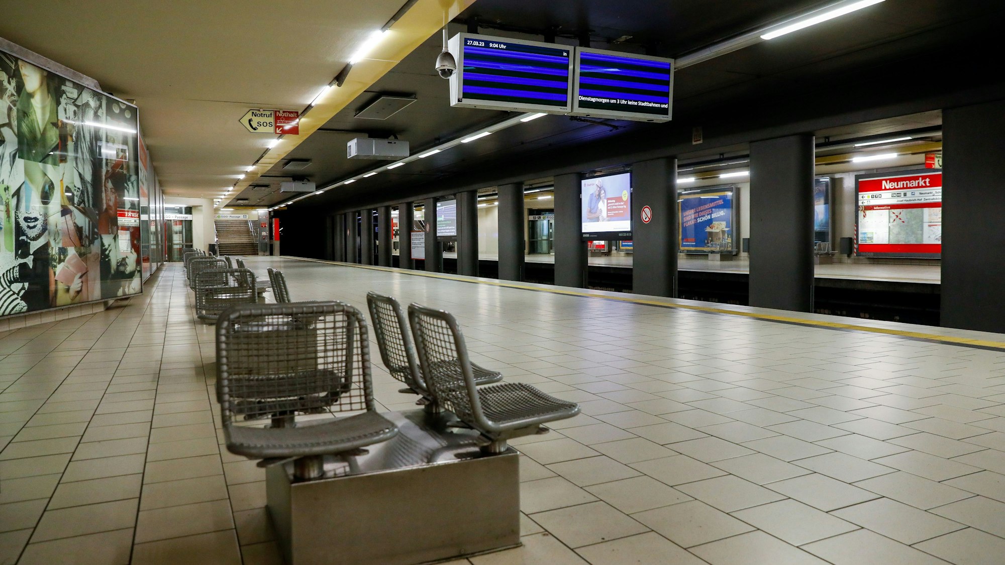 Blick auf den leeren Bahnsteig an der KVB-Haltestelle Neumarkt.