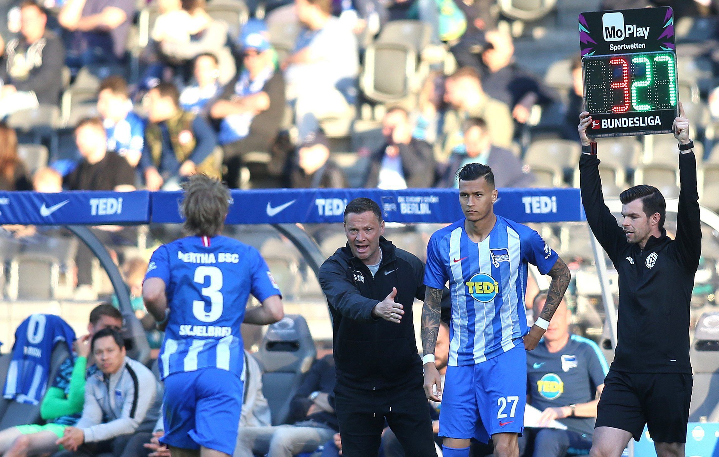 Cheftrainer Pal Dardai von Hertha BSC (M) wechselt Davie Selke (2.v.r.) gegen Per Skjelbred (l)  ein.