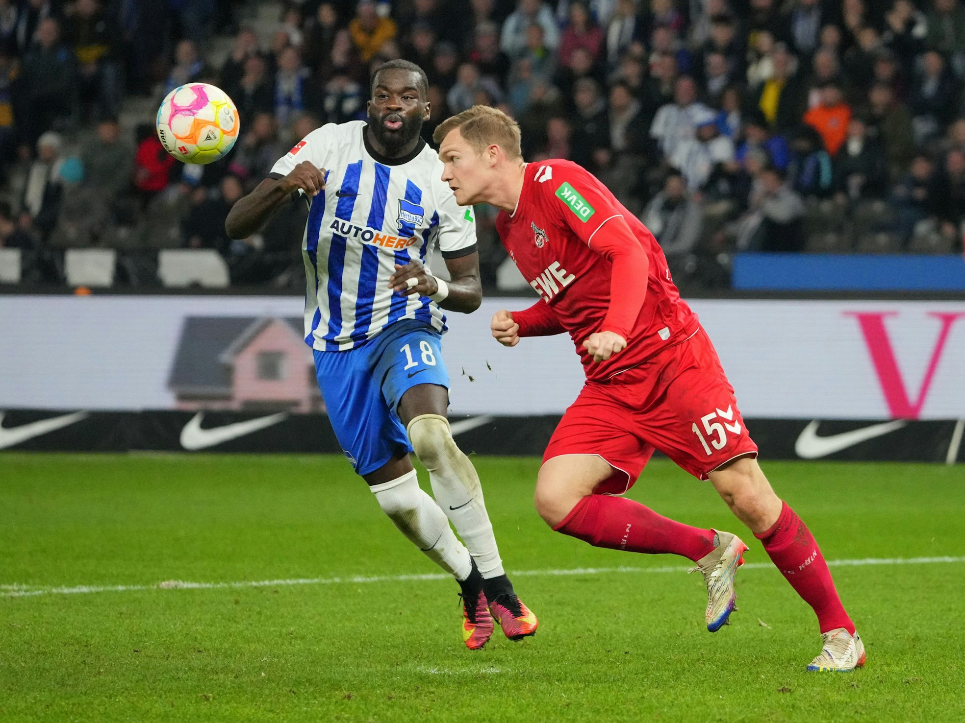 Herthas Wilfried Kanga gegen Kölns Luca Kilian im Kampf um den Ball.