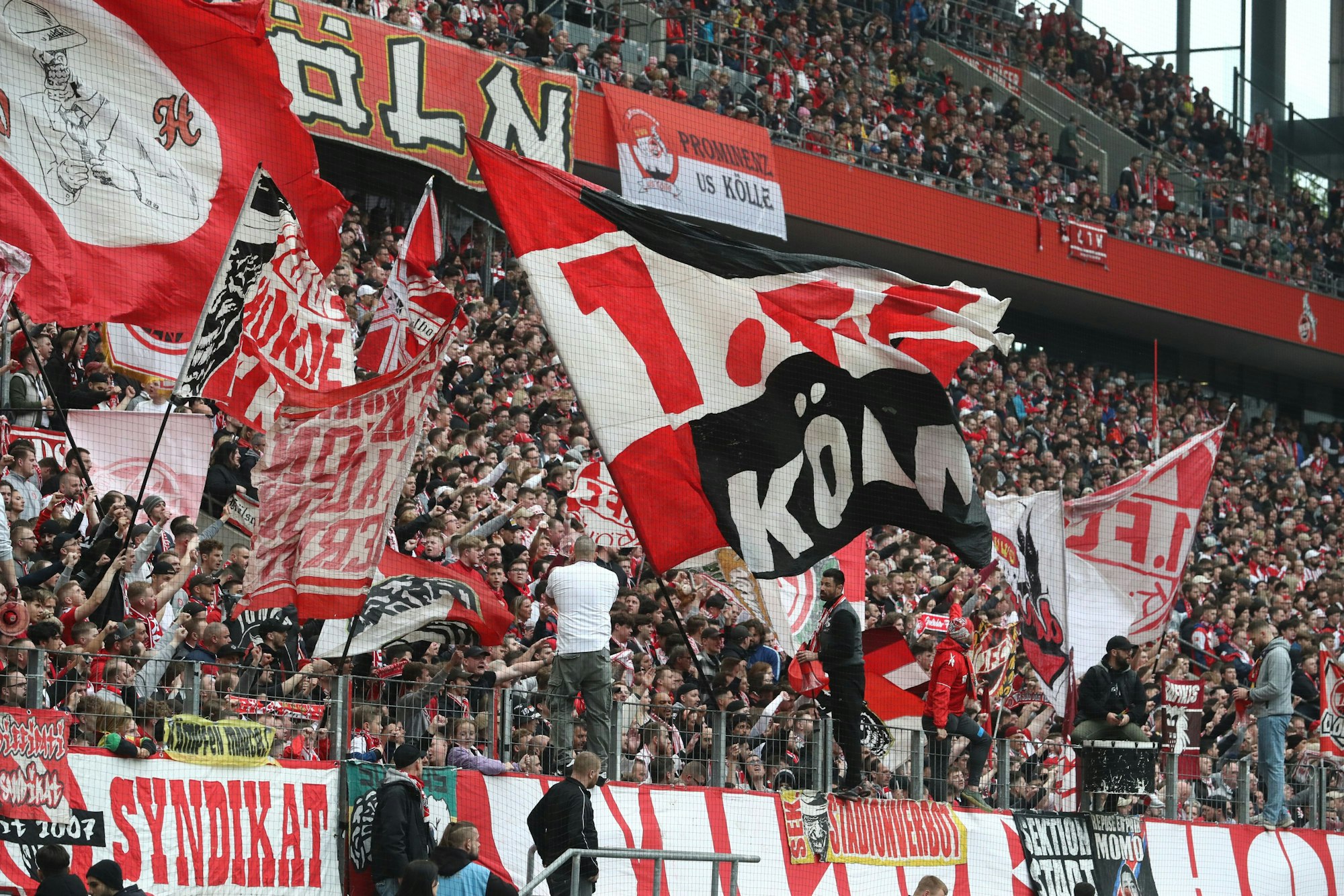 Die Fans des 1. FC Köln feuern ihre Mannschaft gegen Freiburg an.