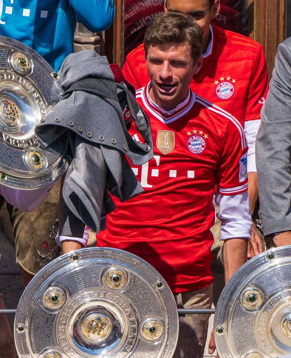 Die Spieler Dayot Upamecano (l) und Thomas Müller vom FC Bayern München jubeln auf dem Rathausbalkon über die deutsche Fußball-Meisterschaft.
