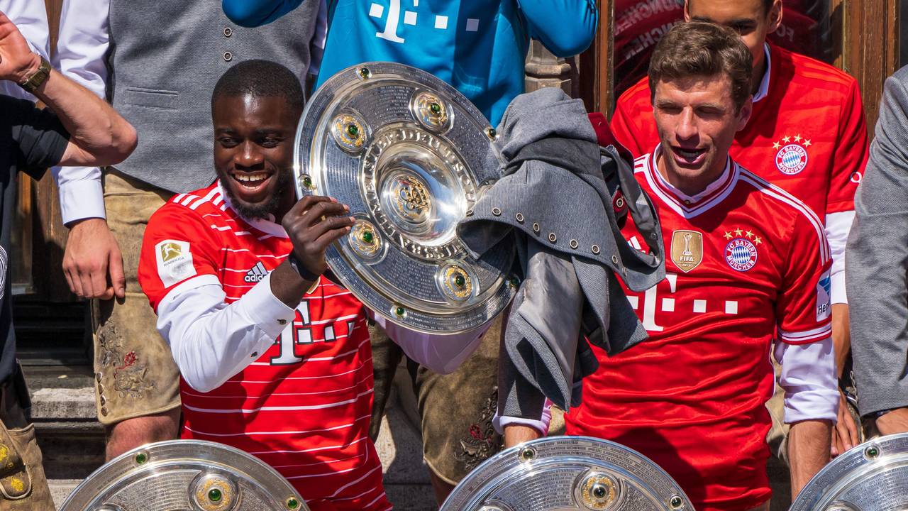 Die Spieler Dayot Upamecano (l) und Thomas Müller vom FC Bayern München jubeln auf dem Rathausbalkon über die deutsche Fußball-Meisterschaft.