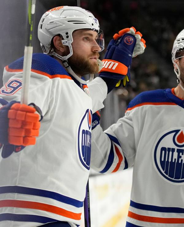 Leon Draisaitl (l), Center der Edmonton Oilers, jubelt nach seinem Treffer.